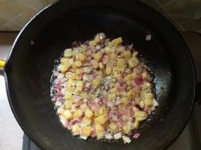 炒至鸡肉丁变色时盛出备用。锅中留底油，下洋葱丁煸炒，一直翻炒至洋葱变透明，下土豆丁煎制土豆丁焦黄