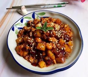 沿锅边淋入少量的清水，略焖2分钟，大火收汁，关火即可装盘啦