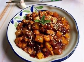 沿锅边淋入少量的清水，略焖2分钟，大火收汁，关火即可装盘啦