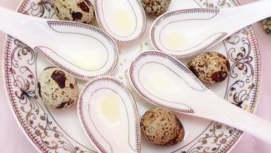 将每个勺子涂上一层食用油，看图