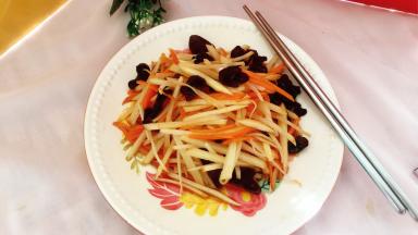 腌制十分钟，上蒸屉，蒸八分钟左右