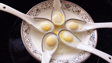 上锅蒸十分钟左右，鹌鹑蛋凝固，熟透，出锅