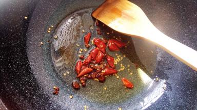 油温烧热炸香佐料，并且捞出