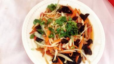 最后再淋上一炒麻油，撒上葱花，拌匀即可