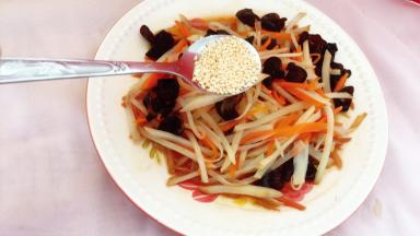 这时真好的菜可以出锅了，出锅后撒上白芝麻