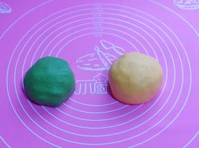绿色的分次加入水揉成面团，南瓜的不需要加水，搅拌均匀，揉成面团，盖上保鲜膜醒10分钟。