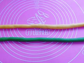 将两个颜色的面团搓成细长条，如图。