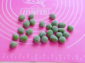 揉圆撒上一点干粉。