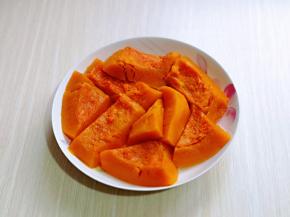 首先将南瓜去皮，去瓤隔水蒸熟。