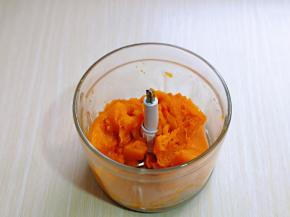 蒸熟的南瓜凉一会儿，放入绞肉机中。