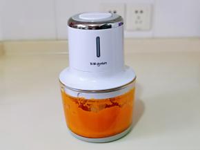 启动绞肉机，绞成南瓜泥。