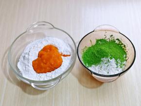 将南瓜泥放入150g的糯米粉中(南瓜泥的量可以根据实际情况调整，增或减) 另一份糯米粉加菠菜粉。