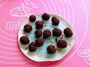 准备好豆沙馅，分成等份的小圆球。