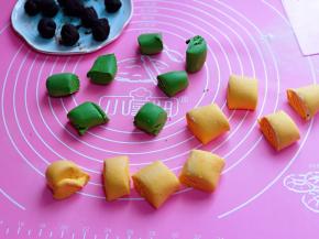 两个颜色的面团分割成等份的小面团，揉圆。