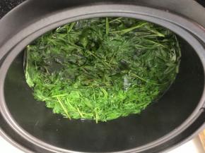 新鲜艾叶用冷水洗净，水煮开加入洗净的艾叶和小苏打煮1分钟