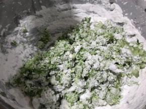 盆中加入糯米粉、大米粉、白糖揉成面团（看面团的状态加入合适的艾汁）