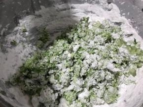 盆中加入糯米粉、大米粉、白糖揉成面团（看面团的状态加入合适的艾汁）