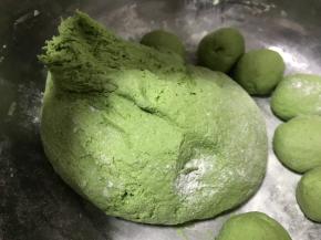 如果面团太干，可以加入少量的热水