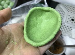 分成等量小剂子，捏成中间厚，边缘薄的小碗状