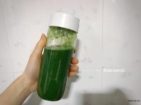 榨汁杯加入150ml热水，放入艾叶，搅打成汁