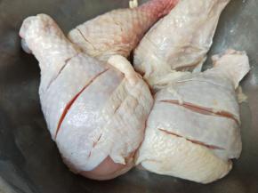 鸡腿洗干净沥干水如图正反切几刀！