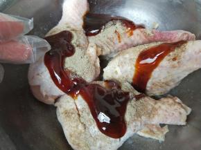 倒上蚝油，胡椒粉，盐戴手套揉捏均匀！