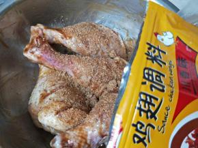 再倒上奥尔良烤翅调料同样揉捏均匀，刀口里也抹匀！