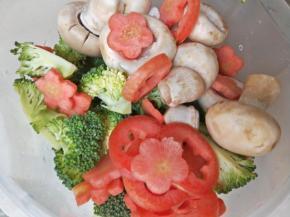 蔬菜洗净，香肠切片！