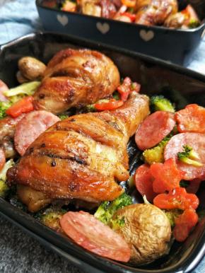 烤好的鸡腿拿出来重新装在一个烤碗里，蔬菜摆放在鸡腿周围，把之前烤鸡腿的汤汁均匀的淋在蔬菜上，刷油撒盐继续烤15分钟！