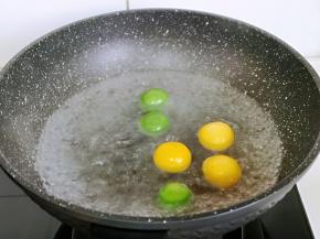 可以煮汤圆啦，吃几个煮几个，锅中加入水烧开，下包好的汤圆，中小火煮，汤圆漂在水面上就是熟了。