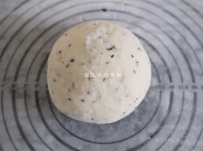 将面包里的材料混合均匀揉成光滑的面团，不需要出手套膜，如果是面包机揉面，大约5-7分钟就完成。接着把面团装进大保鲜袋里，排光里面的气，扎起袋口，放入冰箱冷藏室，冷藏过夜。