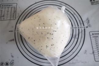 第二天起来就可以发现面团已经发酵好了，而原理就像使用纯天然酵母制作的一样，因为使用了极少量的酵母并且经过长时间的发酵，所以素材本身的味道得以充分展现，并能不受酵母味道的影响，产生充分发酵的美妙香味和丰富的口感。省时省力，取出来回温10分钟就能整形进行二发。