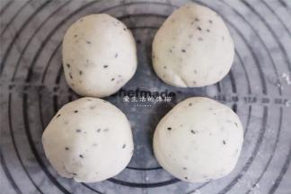 将面团分成4等份，把气轻柔排出。