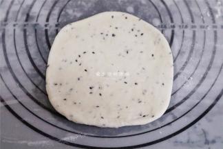 将一个面团擀成圆形