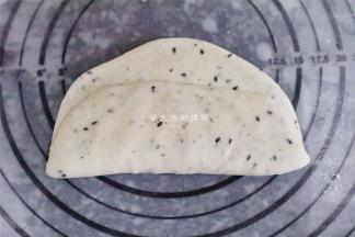 取1/3向上折，再将上端盖下来，记住要把气排空。