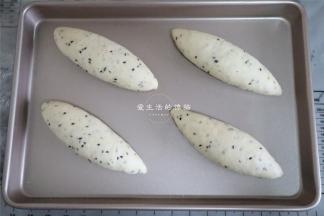 最后对折捏合，滚几下就成橄榄状了，放入学厨不粘烤盘里进行二发。