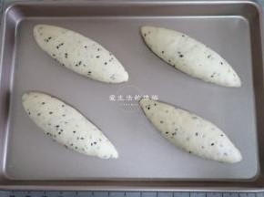 最后对折捏合，滚几下就成橄榄状了，放入学厨不粘烤盘里进行二发。