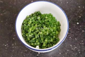 把香葱火腿碎和蛋清，黑胡椒混合均匀