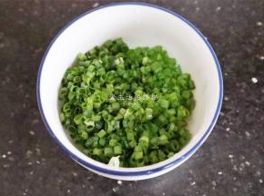 把香葱火腿碎和蛋清，黑胡椒混合均匀