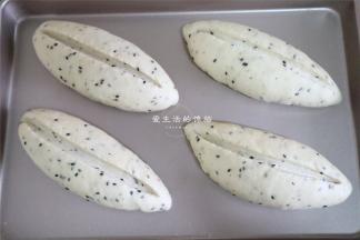 发酵好的面胚用刀割出一个口子