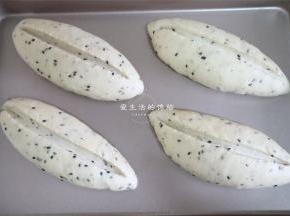 发酵好的面胚用刀割出一个口子