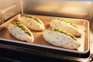 将香葱碎细细的塞入切口里面