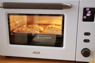 ACA烤箱上下管180度预热完成后，把面包放入烤箱中层烤制16分钟即可，8分钟后记得盖上锡纸防止上色过深。