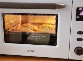 ACA烤箱上下管180度预热完成后，把面包放入烤箱中层烤制16分钟即可，8分钟后记得盖上锡纸防止上色过深。