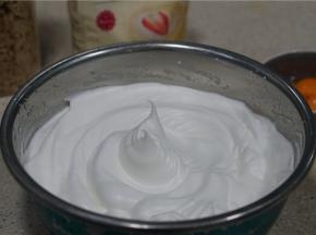 将蛋清蛋黄分 离出，分次加糖在蛋白里，打至蛋白倒扣不流。