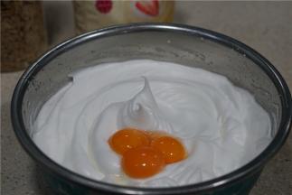 然后再分次将蛋黄加至蛋白糊里，提高打蛋器的转速，将蛋黄均匀混合至蛋白糊里。
