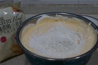 然后将金龙鱼糕点用小麦粉加至蛋糊里面。