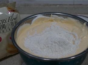 然后将金龙鱼糕点用小麦粉加至蛋糊里面。