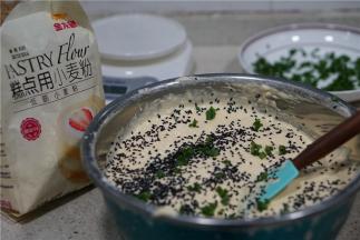 上下拌至面糊与蛋糊混合，然后加入葱花及烤过的芝麻调配。