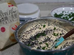上下拌至面糊与蛋糊混合，然后加入葱花及烤过的芝麻调配。